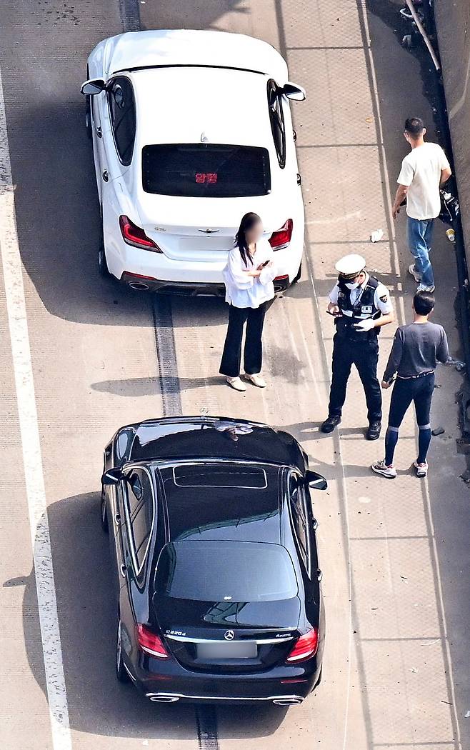 암행순찰 차량이 고속도로 법규위반행위 차량을 단속하는 모습./뉴스1