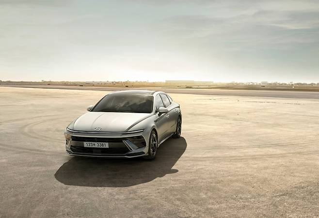 경기 침체가 이어지는 가운데 상대적으로 가격이 저렴한 차량으로 수요가 몰리면서, 국내 자동차 시장에서 세단이 부활하는 조짐을 보이고 있다. 사진은 올 1분기 자동차 '톱10'에 든 현대차의 스테디셀러 세단 3종. 위에서부터 그랜저(4위), 아반떼(5위), 쏘나타(9위). /현대자동차