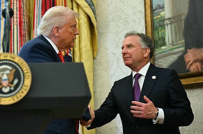 트럼프 미국 대통령이 5월6일 백악관 집무실에서 이날 취임 선서를 한 자신의 중동 특사이자 선임고문인 40년지기 스티브 위트코프와 악수를 하고 있다./AFP 연합뉴스