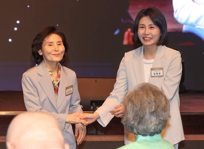 국민의힘 김문수 대선 후보 아내 설난영(왼쪽)씨와 더불어민주당 이재명 대선 후보 아내 김혜경씨가 지난 12일 서울 중구 신라호텔에서 열린 중앙신도회 창립 70주년 기념식에서 손을 맞잡고 있다. /연합뉴스