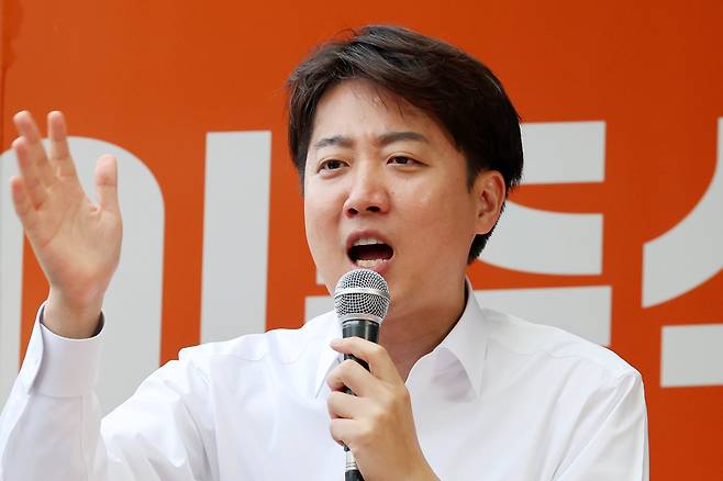 개혁신당 이준석 대선 후보가 지난 19일 오후 광주 북구 전남대학교 후문 앞에서 열린 유세에서 지지를 호소하고 있다. /연합뉴스