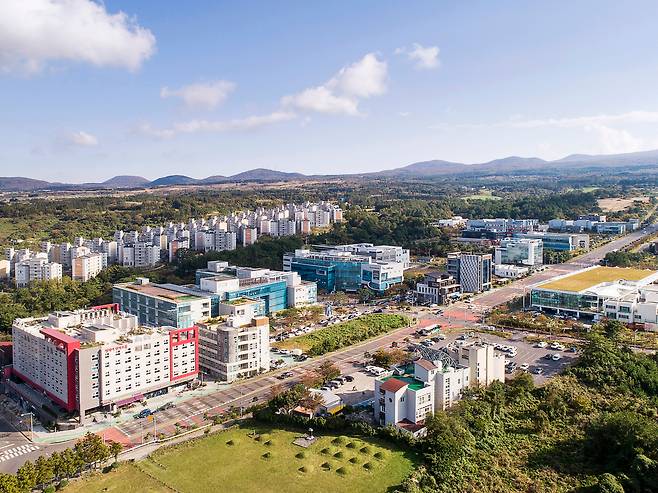 제주시 영평동에 위치한 첨단과학기술단지 1단지는 2017년 분양이 100% 완료됐고, 현재 IT(정보기술)·BT(바이오) 관련 190개 기업체가 입주해 있다./제주국제자유도시개발센터