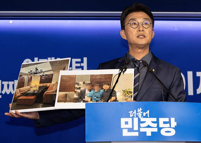 노종면 더불어민주당 선거대책위 대변인이 19일 오후 서울 여의도 더불어민주당사에서 기자회견을 열고 지귀연 서울중앙지법 부장판사 룸살롱 출입 증거라며 관련 사진들을 공개하고 있다./뉴스1