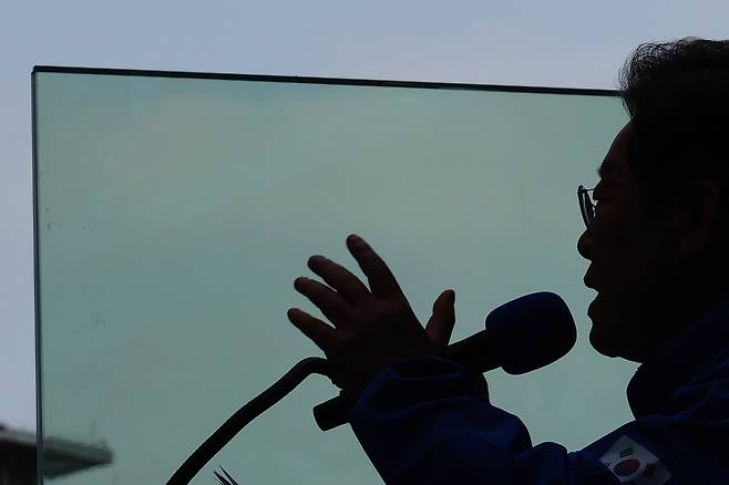 이재명 더불어민주당 대통령 후보가 19일 서울 용산역광장에서 열린 집중유세에서 방탄유리가 설치된 유세차 위에서 유권자들을 향해 지지를 호소하고 있다. /뉴스1