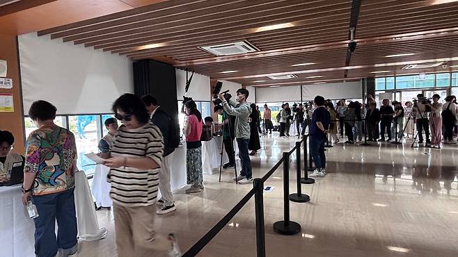 6·3 대선 재외국민 투표가 시작된 20일 오전 베이징의 주중한국대사관 투표소에 교민들이 길게 줄을 서고 있는 모습. /베이징=이은영 특파원