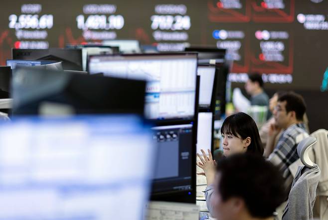 서울 하나은행 본점 딜링룸에서 딜러들이 업무를 보고 있다./ 연합뉴스 제공