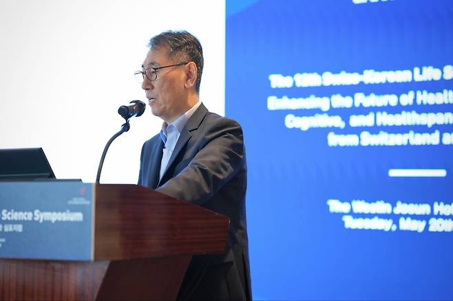 이주호 차의과대학 분당차병원 소화기내과 교수는 20일 한-스위스 생명과학 심포지엄에서 NK 세포에 암세포를 인식하는 'CAR'를 결합한 치료법을 소개했다./주한스위스대사관