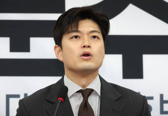 국민의힘 김용태 비상대책위원장이 20일 서울 여의도 국회에서 김문수 후보 배우자 설난영, 더불어민주당 이재명 후보 배우자 김혜경 여사 등 대통령 후보 배우자 TV 토론을 제안하고 있다. 연합뉴스