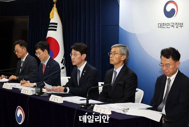 김윤상 기획재정부 2차관(왼쪽 세 번째)이 2023년도 공공기관경영실적 평가 결과를 발표하고 있다.ⓒ뉴시스