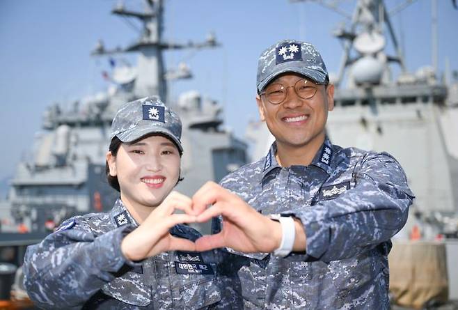 해군이 부부의 날을 하루 앞둔 20일 해군기동함대사령부에서 두 척의 이지스구축함에 나란히 근무하는 부부를 소개했다. 율곡이이함 기관장 임재우 중령(진)과 정조대왕함 주기실장 김보아 소령이 율곡이이함 함수갑판에서 '손하트'를 만들며 기념 촬영하고 있다. ⓒ연합뉴스