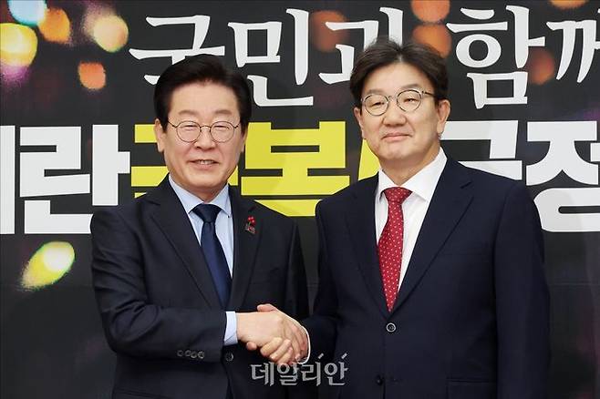 이재명 더불어민주당 대표와 권성동 국민의힘 원내대표가 지난해 12월 국회에서 만나고 있다. ⓒ데일리안 홍금표 기자