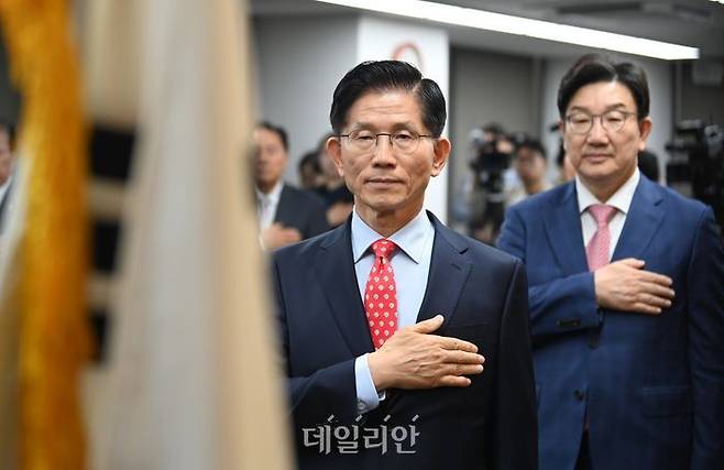 김문수 국민의힘 대선 후보가 20일 오전 서울 양천구 대한민국예술인센터에서 열린 한국예총·국민의힘 정책협약식에 참석해 국민의례하고 있다. ⓒ데일리안 방규현 기자