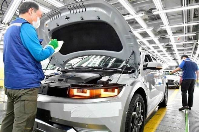 현대자동차 울산공장에서 생산직 근로자들이 아이오닉 5를 검수하고 있다. ⓒ현대자동차