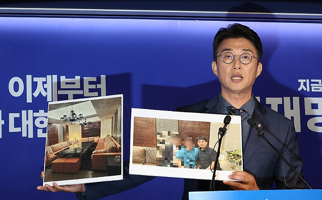 더불어민주당 노종면 선대위 대변인이 지난 19일 서울 여의도 당사에서 "윤석열 전 대통령의 내란 혐의 사건 재판장인 지귀연 서울중앙지법 부장판사가 유흥업소에서 접대받았다"라는 의혹을 제기하며 관련 사진을 공개하고 있다.ⓒ연합뉴스