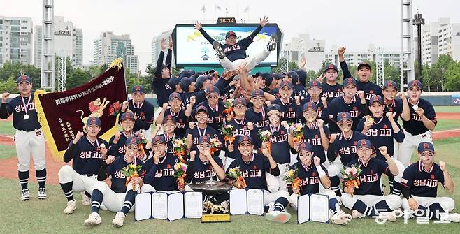 성남고 선수들이 19일 서울 양천구 목동야구장에서 열린 제79회 황금사자기 전국고교야구대회 겸 주말리그 왕중왕전 결승에서 유신고를 10-4로 꺾고 우승한 뒤 박혁 감독을 헹가래 치며 기뻐하고 있다. 성남고는 1964년, 1970년에 이어 55년 만에 황금사자기를 들어 올렸다. 통산 세 번째 우승이다. 양회성 기자 yohan@donga.com