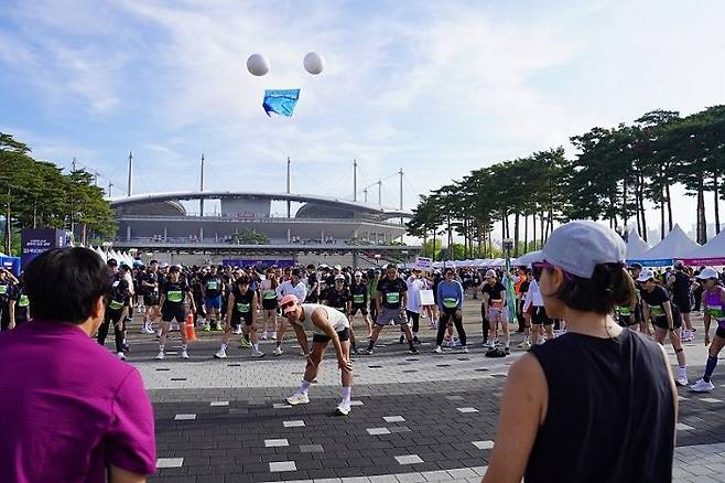 Ready, Set, COCOLAB, 러너들이 코코랩과 함께 사전 스트레칭에 참여하는 모습