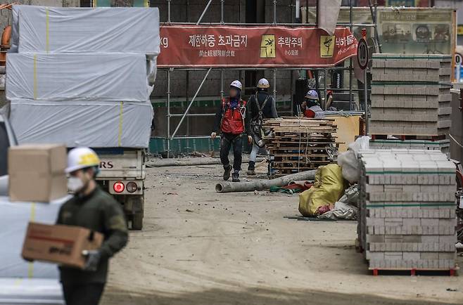 12일 서울시내 아파트 건설현장에서 건설노동자들이 작업을 하고 있다.  2025.03.12 뉴시스