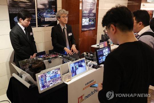 20일 서울 중구 웨스틴조선호텔에서 열린 'K-온디바이스 AI반도체 협력포럼'에 차량용 AI 반도체가 전시돼 있다. [연합뉴스]