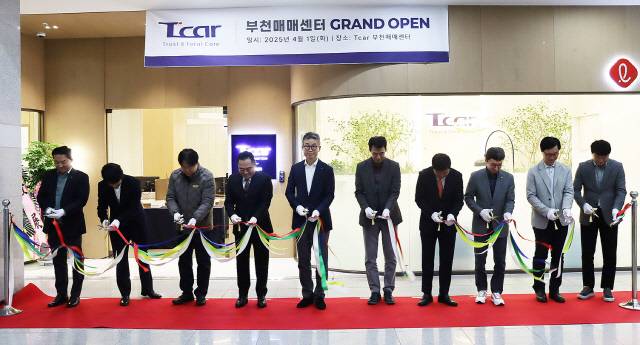 롯데렌탈이 지난달 1일 경기도 부천 국민차매매단지 부천점에 중고차 매매센터를 오픈했다. 사진은 최진환(왼쪽에서 5번째) 롯데렌탈 대표이사를 비롯한 관계자들이 테이프 커팅을 하고 있다. 롯데렌탈 제공