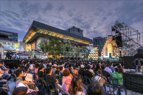지난해 서울시오페라단의 야외오페라 공연 모습. 올해는 세종문화회관 중앙 계단에 무대를 설치한다. 세종문화회관 제공.
