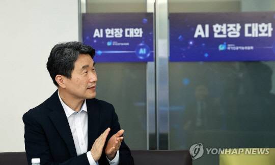 이주호 대통령 권한대행 부총리 겸 교육부 장관이 20일 서울 중구 한국재정정보원에서 열린 국가인공지능위원회 현장소통 간담회에서 참석자 소개에 박수치고 있다. 연합뉴스