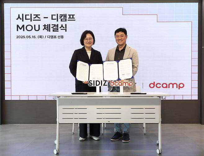 지난 15일 디캠프 선릉에서 열린 스타트업 업무환경 개선을 위한 업무협약식에서 김태은 시디즈 대표(왼쪽)와 박영훈 디캠프 대표가 기념촬영을 하고 있다.