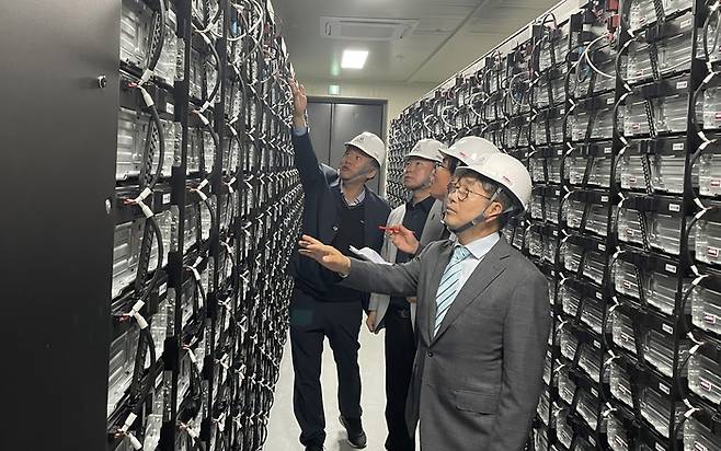 전남도-한국전기안전공사의 ESS 장치 설치 태양광 발전소 안전 강화 점검.