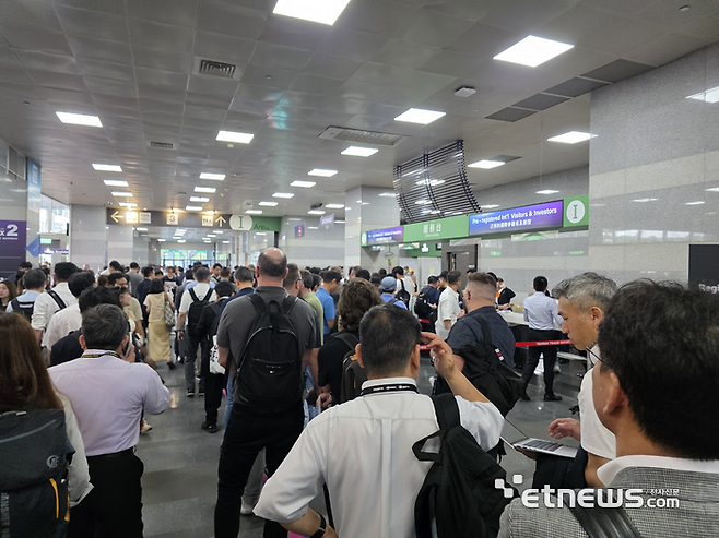 20일(현지시간) 대만 타이베이 난강전시관에서 '컴퓨텍스 2025'가 개막했다. 1층에서 참관객들이 전시장에 들어가기 위해 줄을 서고 있다. (사진= 김영호 기자)