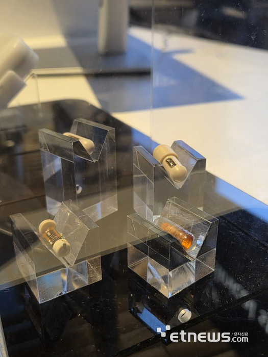 세계적 연구기관 아이멕(imec)은 20일(현지시간) 벨기에 안트베르펜에서 열린 '아이멕 테크놀로지 포럼 월드 2025'에서 장 건강 모니터링을 위한 초소형 캡슐형 센서 시제품을 공개했다. (사진=박진형 기자)