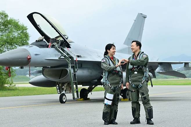 공군 부부 조종사가 처음으로 해외연합훈련에 함께 참가한다고 20일 밝혔다. 사진은 KF-16 전투기 앞의 강명진 소령, 윤해림 소령 부부. 공군 제공