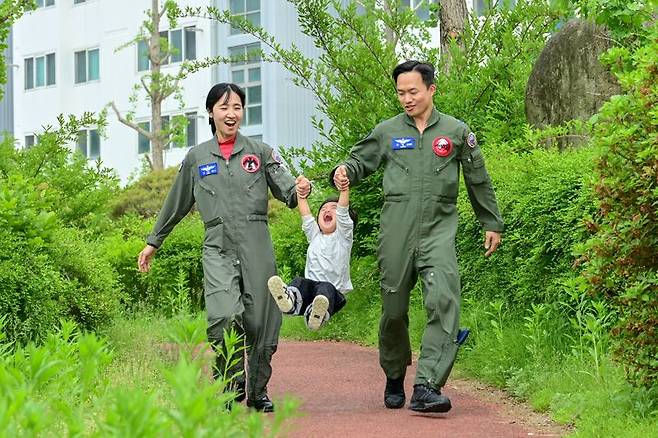 아들과 함께 하고 있는 강명진 소령, 윤해림 소령 부부. 공군 제공