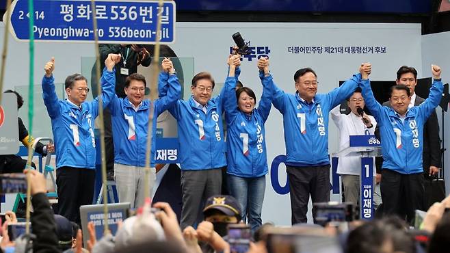 더불어민주당 이재명 대선 후보가 20일 경기 의정부 로데오거리에서 열린 유세에서 시민들에게 지지를 호소하고 있다. 사진=서동일 기자