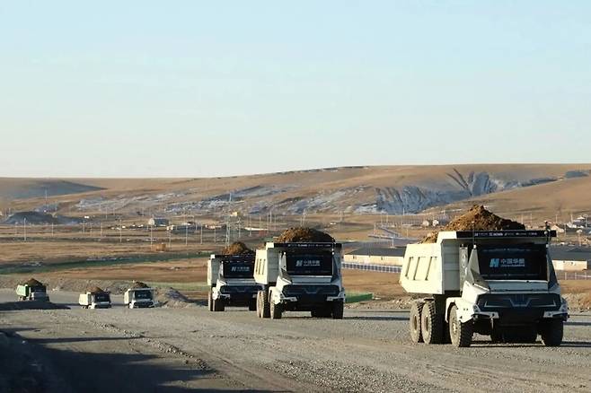 중국 내몽골 노천탄광에 완전 무인 자율주행트럭이 투입됐다. 화능그룹 제공
