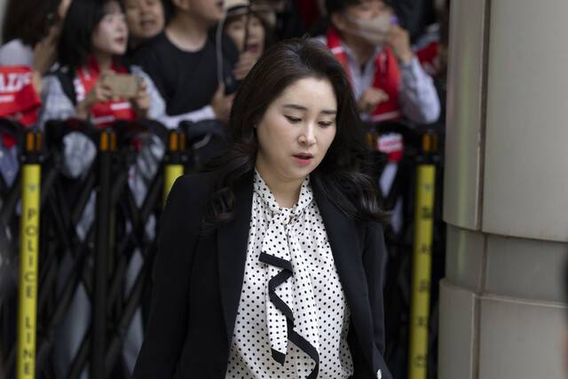 윤석열 전 대통령의 변호인단인 김계리 변호사가 19일 서울 서초구 중앙지방법원에서 열린 내란 우두머리 혐의, 직권남용 권리행사방해 혐의 사건 4차 공판에 출석하기 위해 법정으로 향하고 있다. 공동취재사진