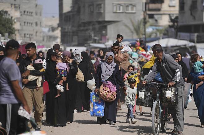 19일(현지시각) 가자지구 남부 칸 유니스에서 이스라엘 공습을 피해 떠나고 있는 가자 주민들. 칸 유니스/AP 연합뉴스