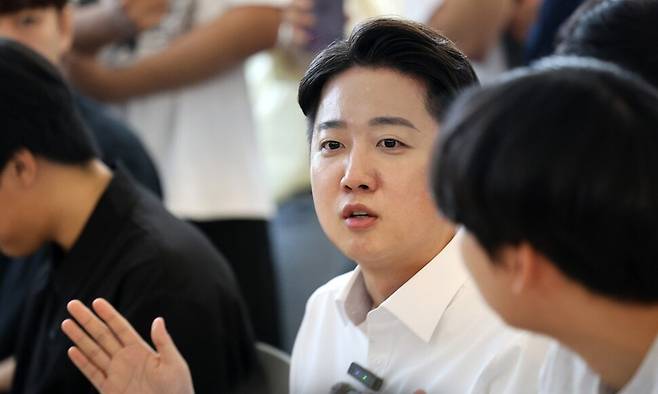 이준석 개혁신당 대통령 후보가 20일 광주 동구 전남대학교에서 진행한 \\\'학식먹자 이준석\\\' 행사에서 학생들과 점심을 먹으며 대화를 나누고 있다. 연합뉴스