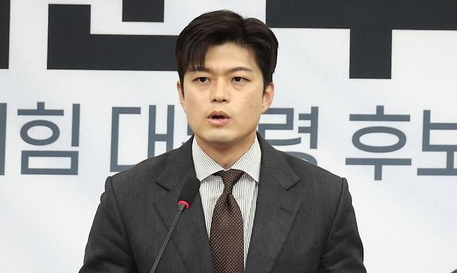 김용태 국민의힘 비상대책위원장이 20일 오전 국회에서 기자회견을 열어, 대선 후보 배우자의 티브이(TV) 토론회를 제안하고 있다. 윤운식 선임기자 yws@hani.co.kr