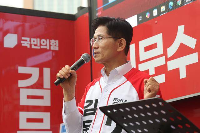 김문수 국민의힘 대통령 후보가 16일 오전 경기 화성시 동탄역에서 열린 유세에서 시민들에게 지지를 호소하고 있다. 뉴스1