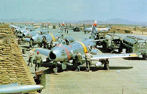 대한민국 수원 공군기지에 배치된 미 공군 제51전투비행단 소속 F-86 세이버들이 출격을 준비하고 있다. dpaa-mil.sites.crmforce.mil