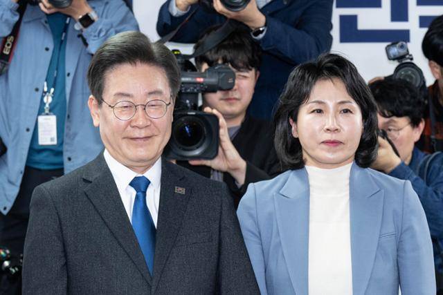 제22대 국회의원선거(총선) 개표 결과 인천 계양을에서 당선이 확실시된 당시 이재명 더불어민주당 후보가 지난해 4월 인천 계양구 선거 상황실에서 부인 김혜경씨와 지역구 당선 인사를 하고 있다. 이한호 기자