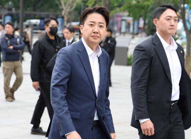 이준석 개혁신당 대선 후보가 19일 오전 서울 종로구 광화문광장에서 기자회견에 참석하기 위해 이동하고 있다. 뉴시스