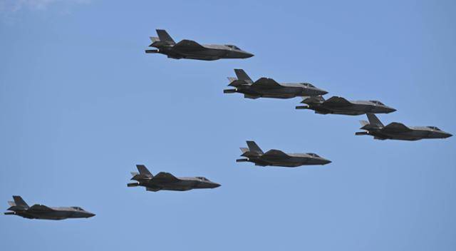 2024년 9월25일 건군 76주년 국군의 날 미디어데이가 열린 경기 성남시 서울공항에서 F-35A 프리덤 나이트가 편대 비행을하고 있다. 성남=박시몬 기자