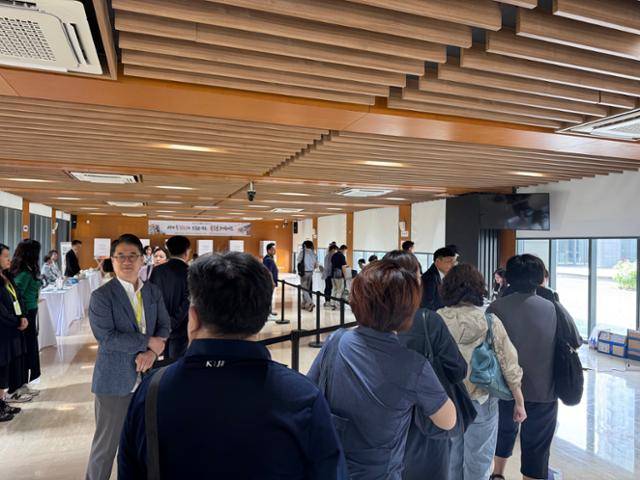 제21대 대통령 재외국민선거가 시작된 20일 중국에 거주하는 교민들이 투표소가 마련된 베이징 주중한국대사관에서 줄을 서고 있다. 베이징=이혜미 특파원제21대 대통령 재외국민선거가 시작된 20일 중국에 거주하는 교민들이 투표소가 마련된 베이징 주중한국대사관에서 줄을 서고 있다. 베이징=이혜미 특파원