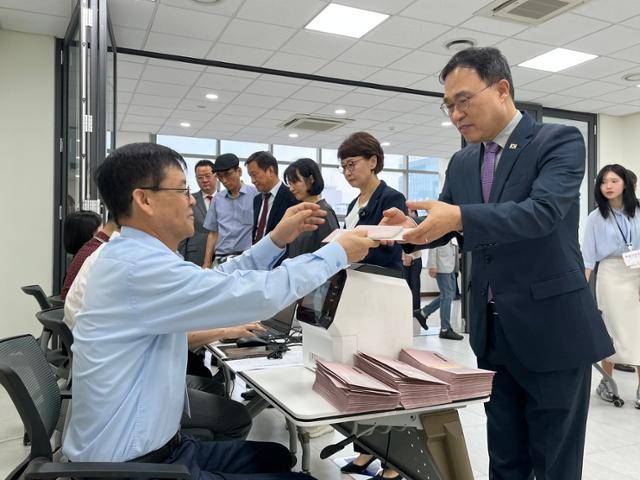20일 베트남 하노이 주베트남 한국대사관에 마련된 21대 대선 재외국민 선거 투표소에서 최영삼 대사가 투표 용지를 받고 있다. 하노이=허경주 특파원