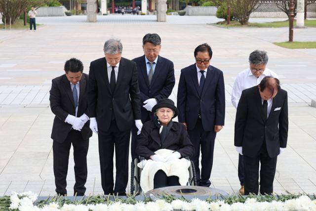 노태우 전 대통령의 부인 김옥숙 여사가 19일 오후 장남 노재헌 동아시아문화센터 이사장과 함께 광주 북구 운정동 국립 5·18민주묘지를 찾아 참배하고 있다. 국립 5·18민주묘지 제공
