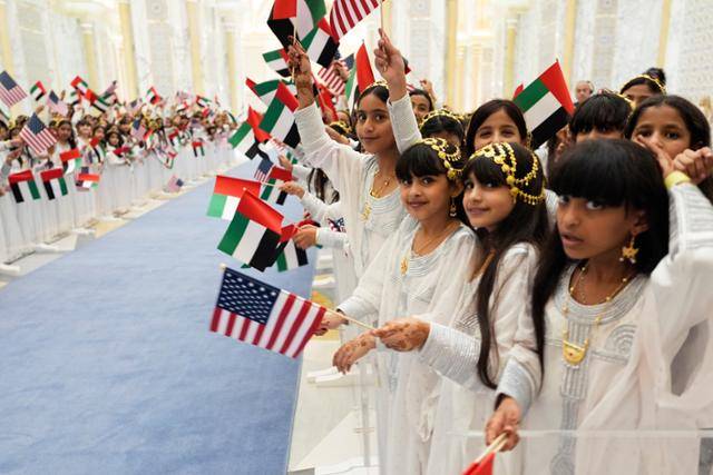 이달 15일 아랍에미리트(UAE)를 국빈 방문한 도널드 트럼프 미국 대통령과 셰이크 무함마드 빈 자이드 알나하얀 UAE 대통령의 만찬이 열리는 아부다비 대통령궁에서 어린이들이 양국 국기를 들고 정상들을 환영할 채비를 하고 있다. 아부다비=AP 연합뉴스