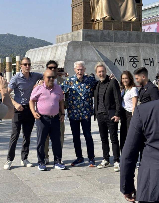 빌 클린턴(가운데) 전 미국 대통령으로 추정되는 인물이 20일 서울 광화문광장에서 목격됐다며 사회관계망서비스(SNS)에 올라온 게시물의 사진. 스레드 캡처