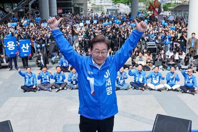 이재명 더불어민주당 대선 후보가 19일 서울 용산구 용산역 광장에서 열린 집중유세에서 방탄유리가 설치된 유세차 위에서 연설을 마치고 기념촬영을 하고 있다. 이 후보는 이날 대선 후보 최초로 방탄 유리막 안에서 유세를 시작했다. 뉴시스