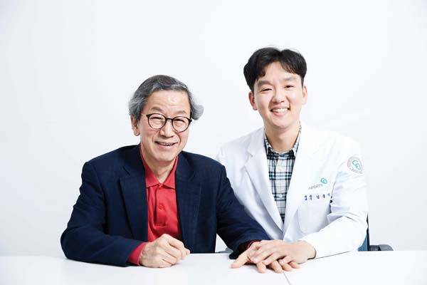 ​방광암을 극복한 임준식씨(왼쪽)와 그의 주치의인 충북대병원 혈액종양내과 김홍식 교수./사진=신지호 기자