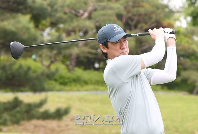 대한축구협회, 한국프로축구연맹, 울산 HD, 포항스틸러스가 주최하고 일간스포츠, 스포츠서울, 스포츠조선, 스포츠경향, 스포츠동아, 세계비즈앤스포츠월드 등 스포츠전문 미디어 6개사가 후원하는 ‘2025년 축구인 골프대회’가 19일 경기도 용인 코리아CC에서 열렸다. 홍명보 대표팀 감독이 티샷하고있다 용인=정시종 기자 capa@edaily.co.kr /2025.05.19.